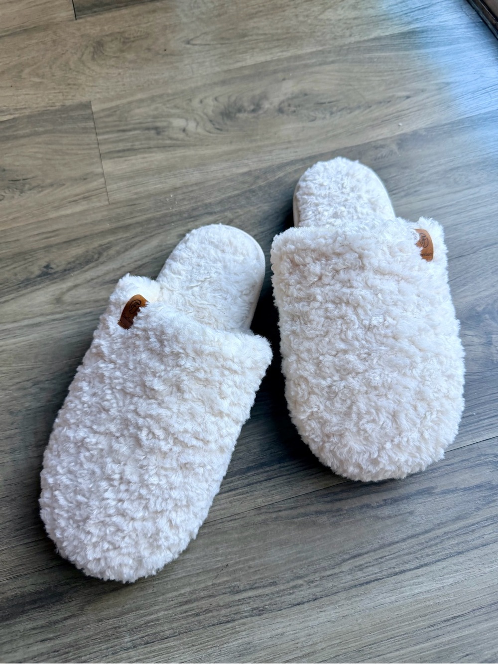 Cozy Faux-Shearling Women’s Slippers in Cream